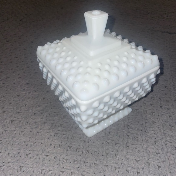 White milk glass design vintage jewelry holder - Picture 3 of 4